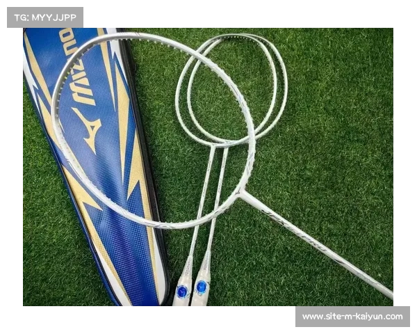 羽毛球拍花式转拍引发热潮 网友尝试挑战致球拍脱漆的极限操作