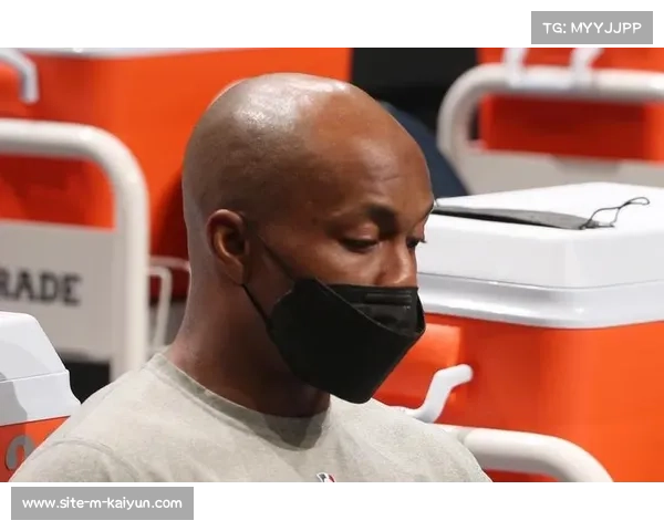 湘南海洋队长染红激怒球员引发大规模场上冲突 球迷席混乱局面一度失控 湘南海洋队长染红激怒球员引发大规模场上冲突 球迷席混乱局面一度失控