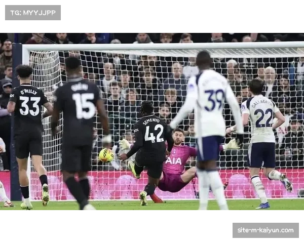 曼城两球领先遭热刺顽强追平 争议判罚成比赛关键转折